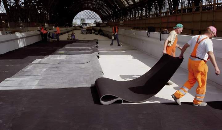 Fabrication de caoutchouc compact Saint-Genis-Pouilly